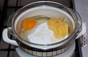 яйцо, сахар, мед на паровой бане