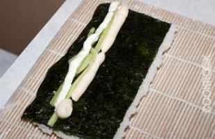 процесс приготовления суши роллов