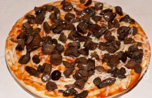 основа для пиццы с кетчупом, сыром и грибами