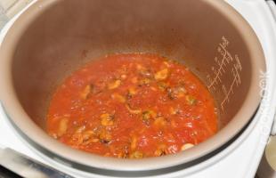 морепродукты в томатном соусе 