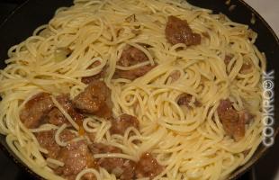 спагетти с тушенкой