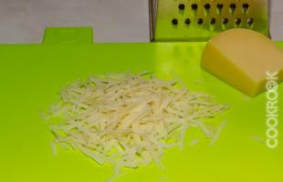 сыр пармезан, натертый на крупной терке