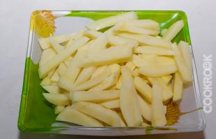 картофель, нарезанный брусочками