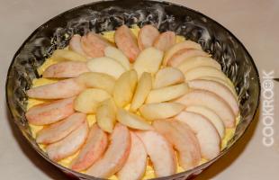 яблочный пирог перед духовкой