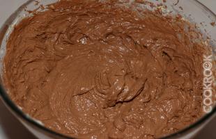 приготовление теста для шоколадного бисквита