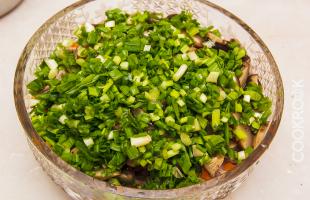 мелко резаный зеленый лук для салата