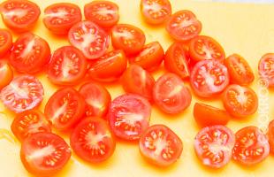 половинки томатов черри