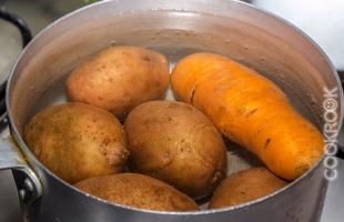 отварной картофель и морковь
