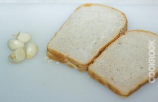 белый хлеб с чесноком