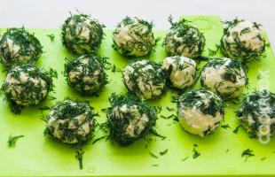 сырные шарики с чесноком и свежей зелени