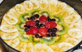 Запеканка творожная с фруктами