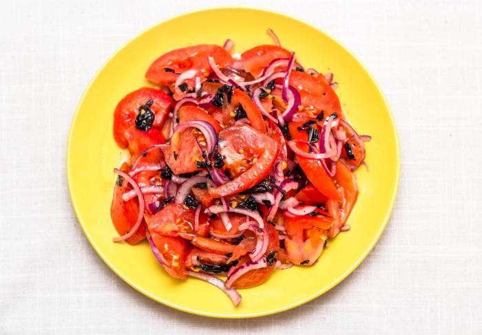Рецепт узбекского салата с помидорами, луком и базиликом «Шакароб»