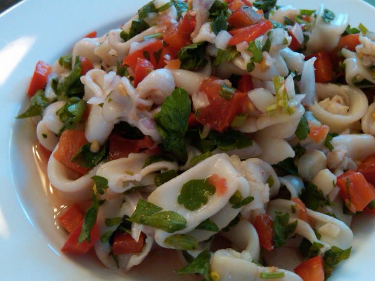 Рецепт салата из консервированных кальмаров