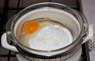 яйцо и сахар на паровой бане