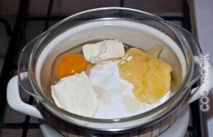 яйцо, сахар, мед и сливочное масло на паровой бане