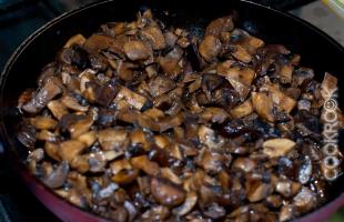 жареные белые грибы, подберезовики, опята и шампиньоны