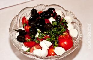 Салат с томатами черри, моцареллой и маслинами