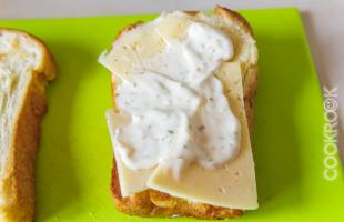 хлеб с сыром и соусом