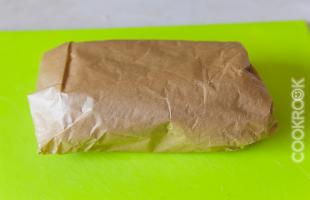 бутерброд в пергаментной бумаге