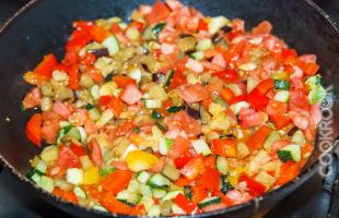 жареные овощи на сковороде