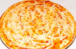 основа для пиццы с томатным соусом и сыром