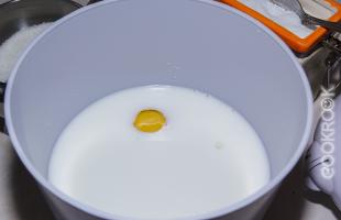 молоко и яйцо для блинчиков