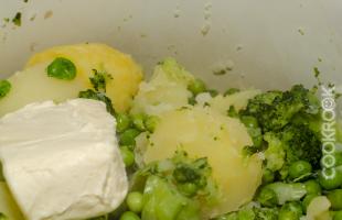 отварной картофель, брокколи и зеленый горошек