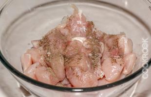 порционные куски курицы с солью и перцем