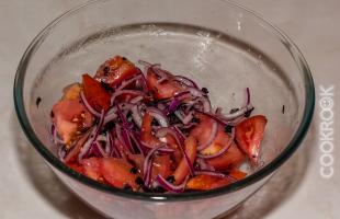 узбекский салат с помидорами, луком и базиликом «Шакароб»