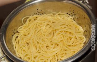 спагетти в дуршлаге