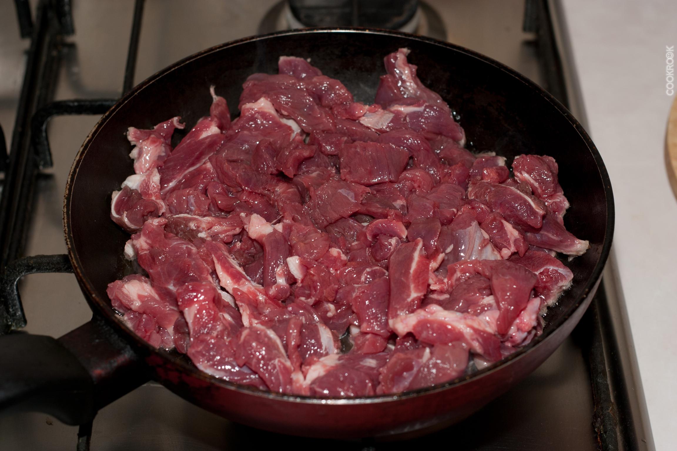 Говядина простой рецепт на сковороде. Нарезать говядину на тушёнку. Кусочки мяса. Говядина кусочками на сковороде. Кусочек жареного мяса.