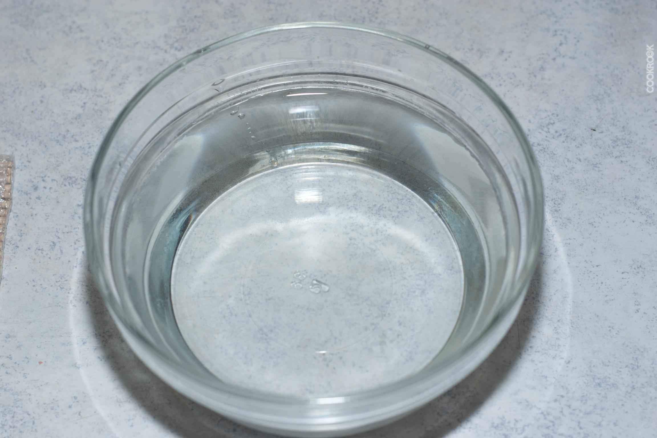 Если опустить металлическую миску в воду то. Миска с водой. Вода в прозрачной миске. Блюдце с водой. Тарелочка с водой.