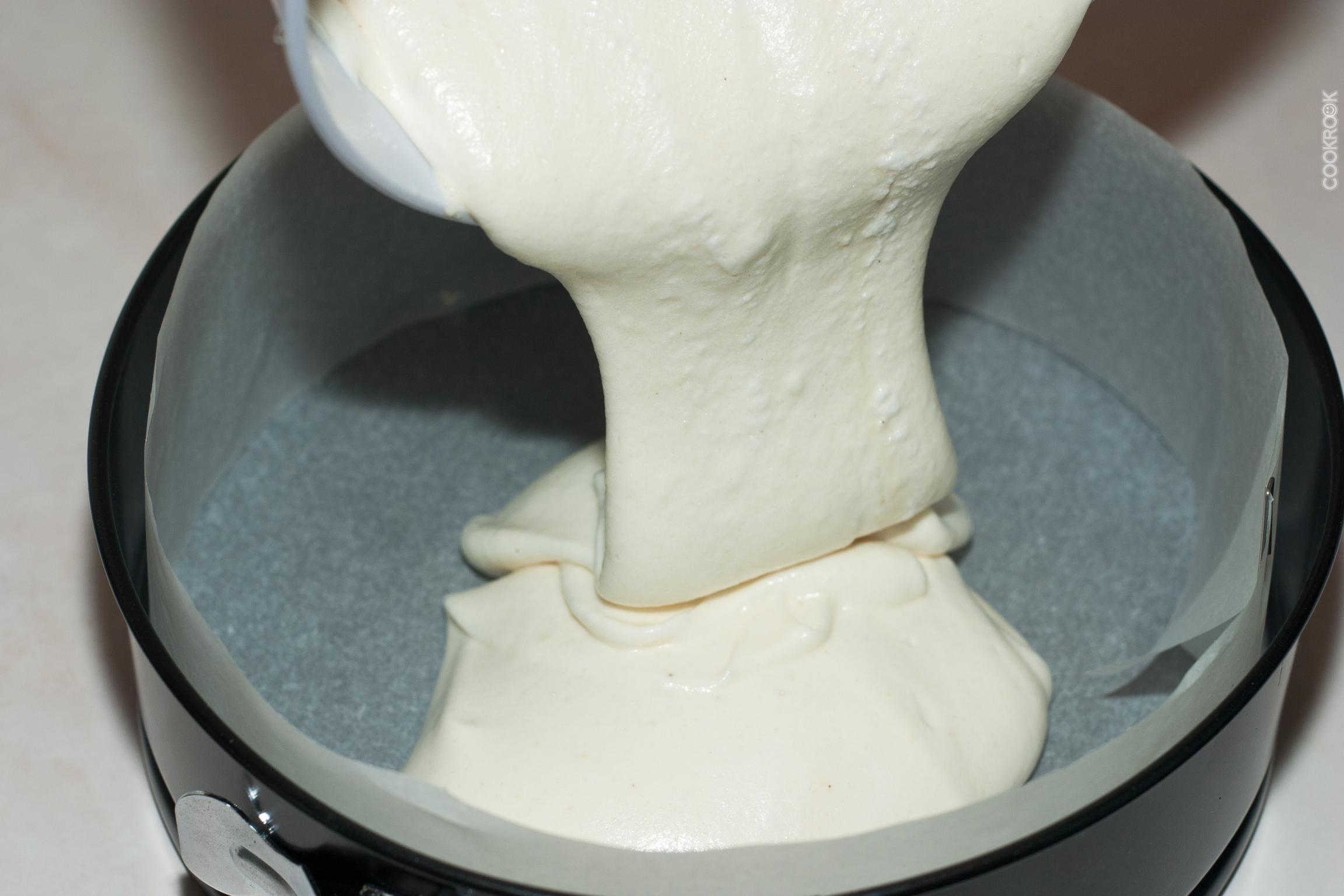 Бисквитное тесто выпекают. Тесто для торта в форме. Выложить тесто в форму. Выкладывание бисквитного теста в форму. Вылить тесто в форму.