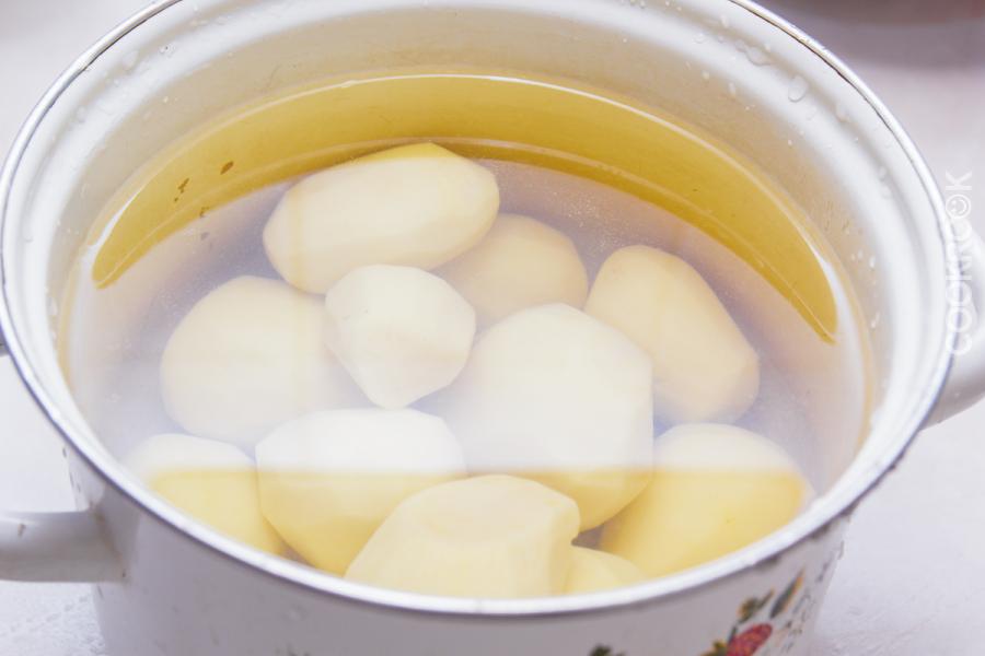 Можно ли заморозить картофельное пюре. Картофель очищенный. Картофель замочить. Вымачивание картофеля. Потемнение картофеля на воздухе.