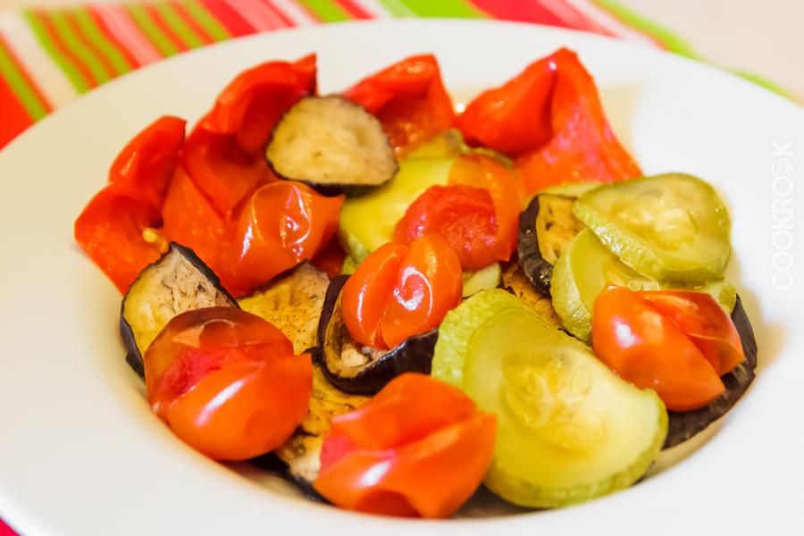 Рецепт овощей в духовке с соусом. Запеченные овощи. Тушёные овощи в духовке. Овощи в духовке на праздничный стол. Запеченные овощи на праздничный стол.