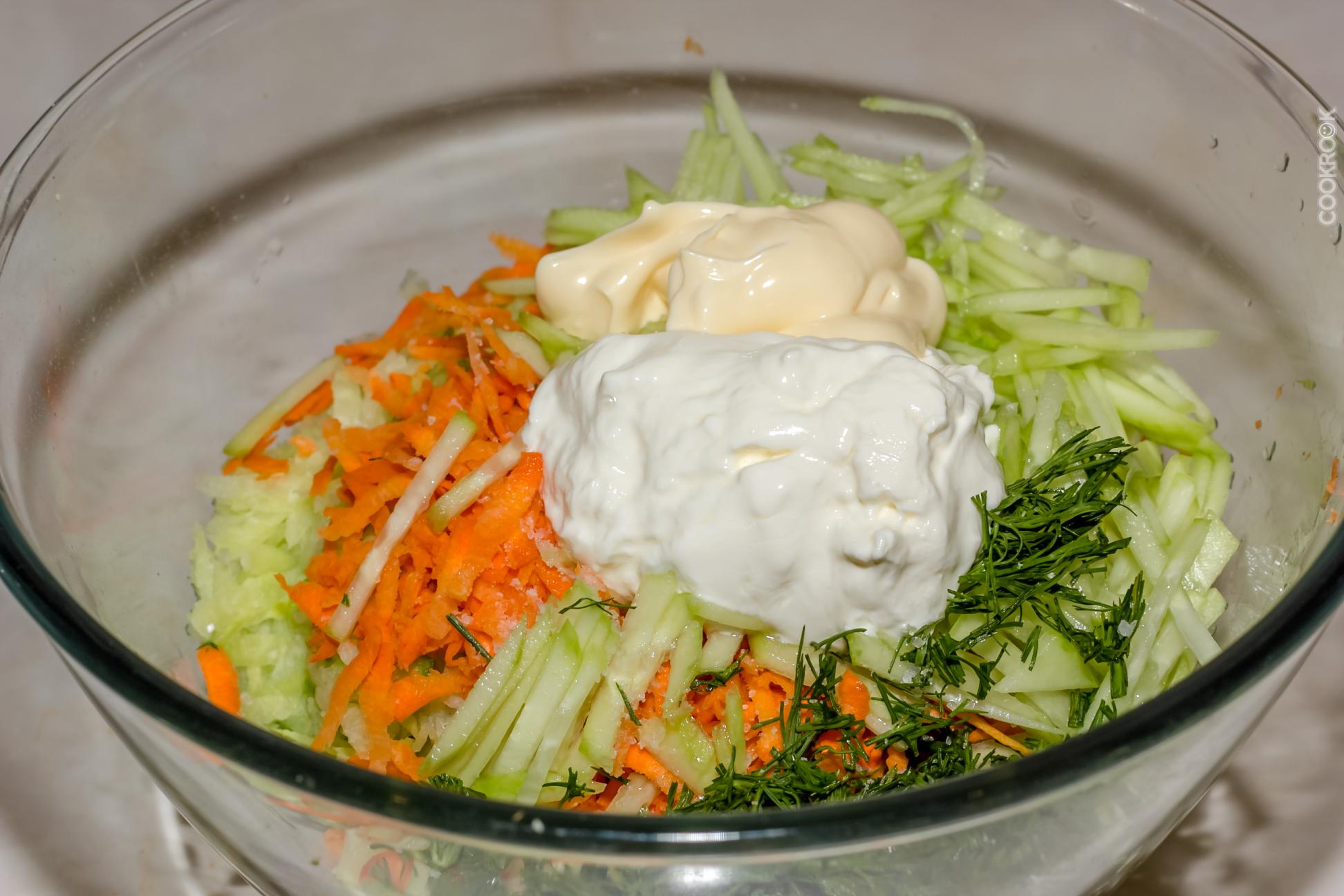 Салат с капустой и сметаной