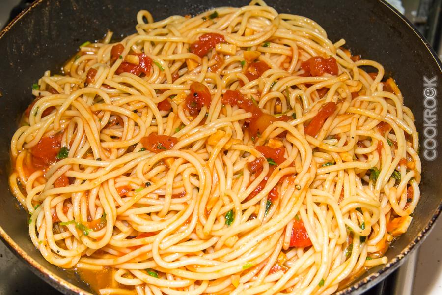 Макароны с сыром и помидорами на сковороде. Спагетти с помидорами. Спагетти с курицей помидорами на сковороде. Макароны с помидорами и чесноком.