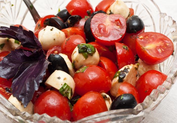 Салат с томатами черри, моцареллой и маслинами
