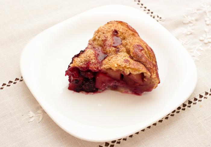 Рецепт сочного яблочного пирога с ежевикой